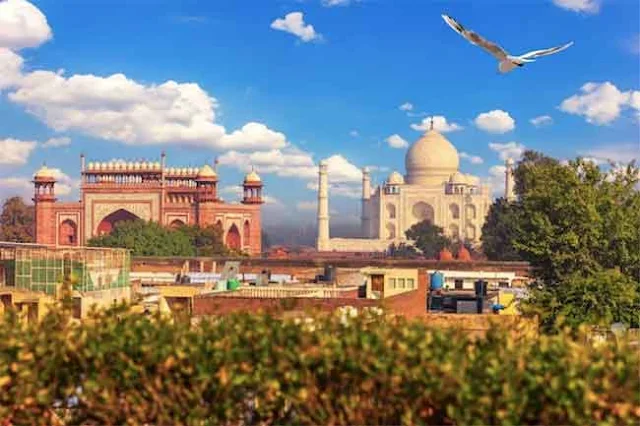 le Taj Mahal vu depuis Agra