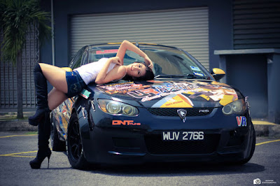 Duo Bidadari Seksi Bergaya dengan duo mobil kustom ala racing, Proton Satria dan Satria Neo