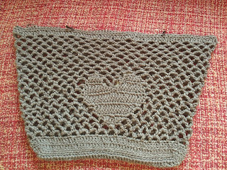 capazo de crochet con corazón