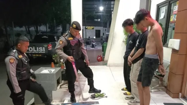 Hendak Tawuran Polisi Tangkap 3 Remaja di Cikarang Hendak Tawuran Polisi Tangkap 3 Remaja di Cikarang