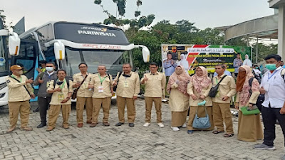 Petugas Kamenag Kota Bandung Berikan Layanan Prima kepada Calon Jamaah Haji