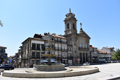 Largo do Toural em Guimarães e Igreja de São Pedro