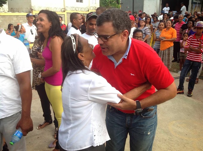 Tommy  Galán celebran por todo lo alto el día de las abuelas y las madres jóvenes