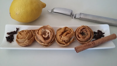 Flores hechas con peladuras de limón con un pelador 