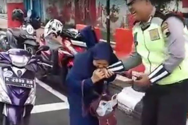 Viral, Emak-emak Gigit Polisi karena Tak Terima Ditilang