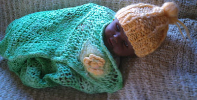 manta verde  e gorro laranja tricotado com lã de ovelha