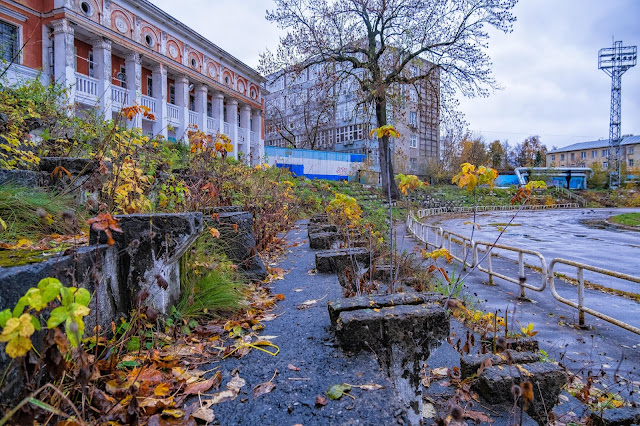 Опоры лавочек на стадионе Водник