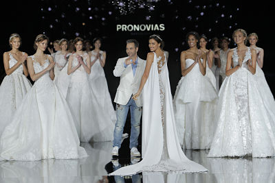 Hervé Moreaun, director creativo de l firma, saludando tras el desfile - Foto: Barcelona Bridal Fashion Week