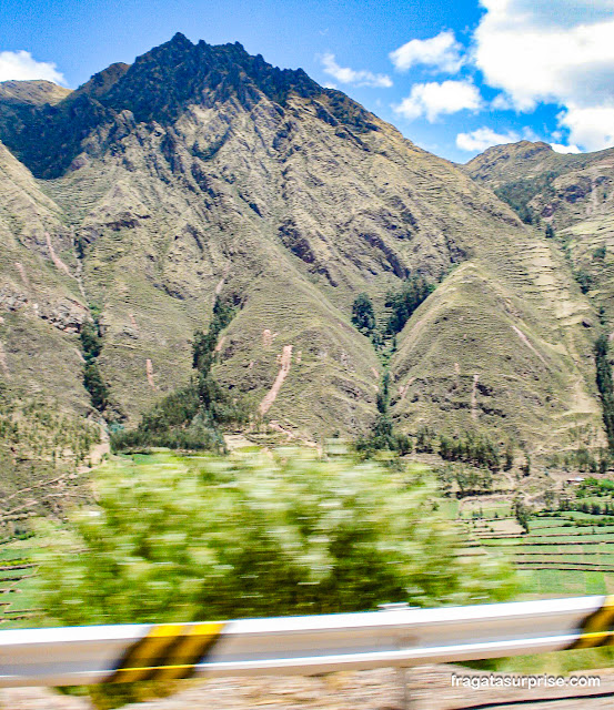 Estrada nas montanhas do Peru