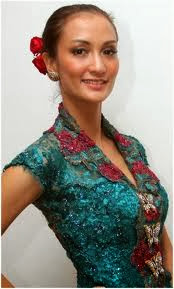 Model kebaya dengan kerah V