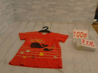 中古品　子供服　１００ｃｍ　レッド×クジラプリント　半袖Tシャツ　１１０円