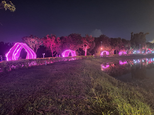 2023光織影舞-光影藝術展在北香湖公園登場，8個粉紅主題和市集