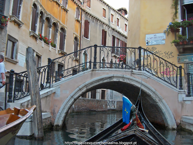 Passeio de gôndola pelos canais e pontes de Veneza