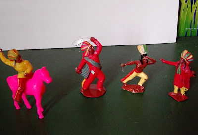 Anos 70 ou 80, figuras de plástico rigido estáticas de índios de pele vermelha entre 5,5 e 7cm de altura - R$ 50,00 as 4 figuras 
