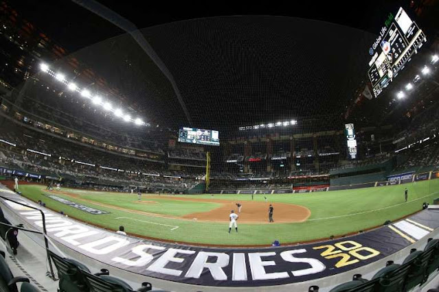 MLB: Aficionados disfrutan su regreso al estadio para la Serie Mundial de béisbol