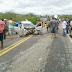 Barra da Estiva: Táxi com três ocupantes colide na traseira de uma carreta na BA - 407