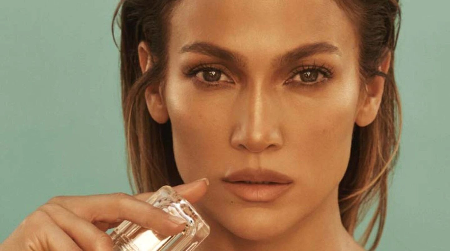 Jennifer Lopez se desnuda completamente para promocionar su nueva línea de belleza