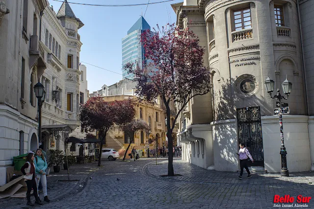 Los terrenos donde se construyo el barrio pertenecían a la congregación franciscana. A finales del siglo XIX, por dificultades económicas, tuvieron que ponerlos en venta donde los destacados arquitectos chilenos Ricardo Larraín Bravo y Alberto Cruz Montt, proyectaron su armoniosa estética, junto a la influencia europea de las casonas en las que predominan los estilos renacentista, neoclásico, barroco y neocolonial.