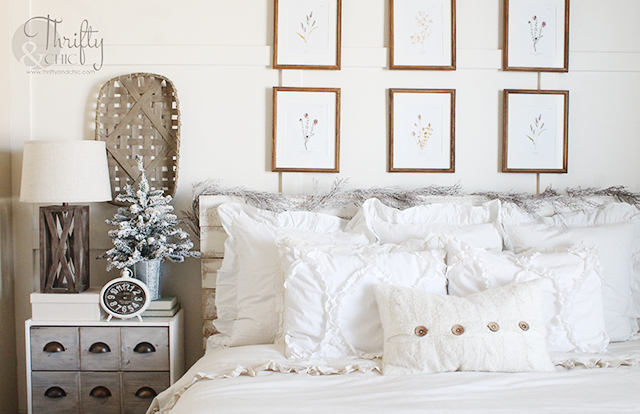 Farmhouse Christmas bedroom decor and decorating ideas. White Christmas decorating ideas. Farmhouse Christmas decor