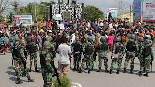 aksi dengan pengawalan prajurut TNI di Bundaran Timika Indah, Mimika, Papua