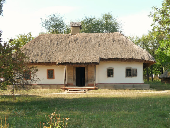 Київ. Пирогів. Музей народної архітектури та побуту. Хата XIX ст., с.Попівка, Зіньківський р-н, Полтавська обл.