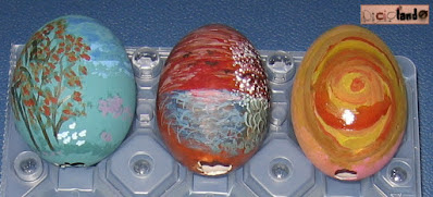 Uova colorate, dipinte per Pasqua su uova svuotate DIY