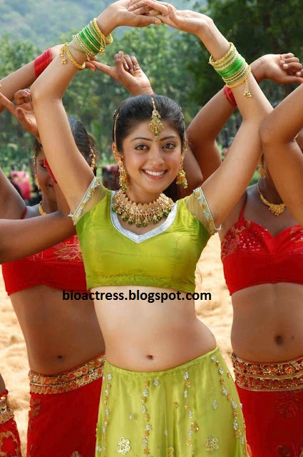 sexy Actress Praneetha  showing navel and cleavage