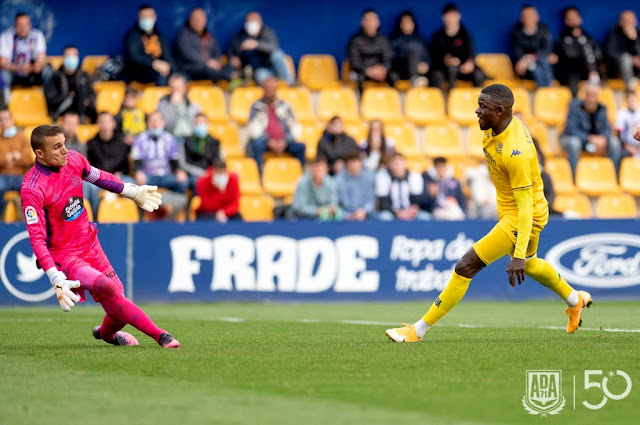 Jordi Masip le ganó este mano a mano a Emmanuel Apeh, aunque luego se señaló fuera de juego. A. D. ALCORCÓN 1 REAL VALLADOLID C. F. 2 Domingo 27/03/2022, 18:15 horas. Campeonato de Liga de 2ª División, jornada 33. Alcorcón, Madrid, estadio Santo Domingo: 2.497 espectadores.