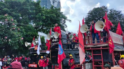 Gelar Aksi di Patung Kuda, Massa GEBRAK Boyong Patung Tikus dan Buku Raksasa