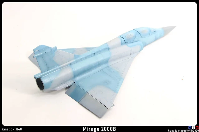 Réalisation de la peinture bleue du Mirage 2000B.