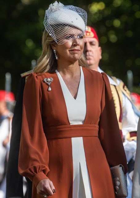 Queen Maxima wore a new dress by Zeus + Dione 2022 Resort collection. Pearl diamond brooch and pearl earrings. Natan pumps