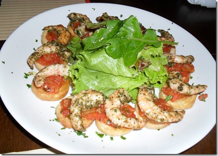 Bruschetta de camarão com mix de folhas