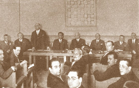 Valentín Marín presidiendo una conferencia de prensa en 1930