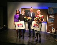 Met bloemen in de hand; de trotse prijswinnaars! Vlnr: Monique Bekkenutte (directeur KWN), Lieke Coppens (KWR), Peter de Jong, juryvoorzitter (Witteveen+Bos) en Annemarie van Wezel (KWR). Bron: http://www.kwrwater.nl