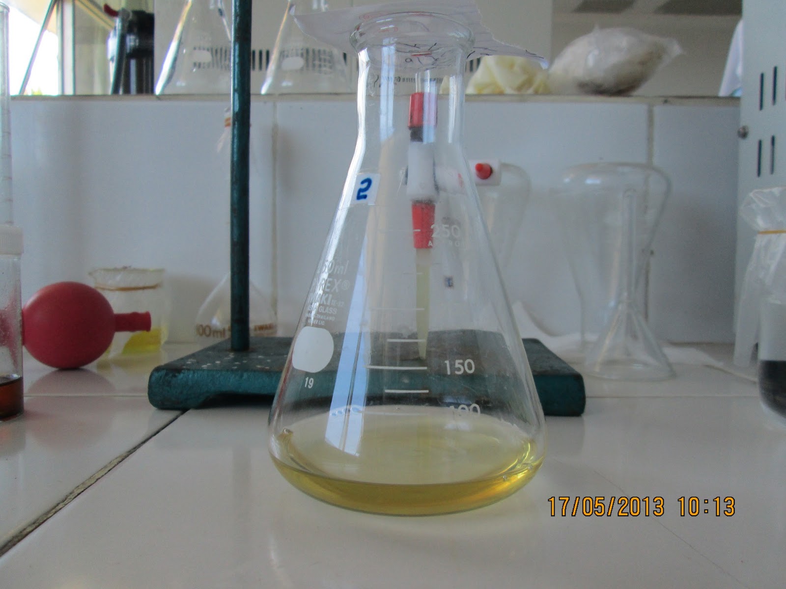 Ditambahkan 30 ml pelarut yang terdiri dari asam asetat glasial kloroform 3 2 goyangkan larutan sampai minyak larut