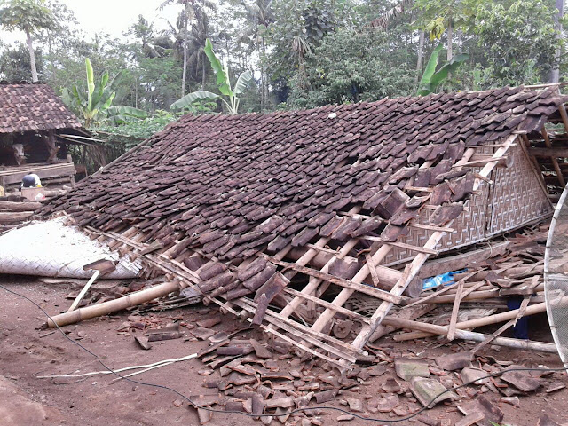 Kondisi rumah si-Yatim yang roboh