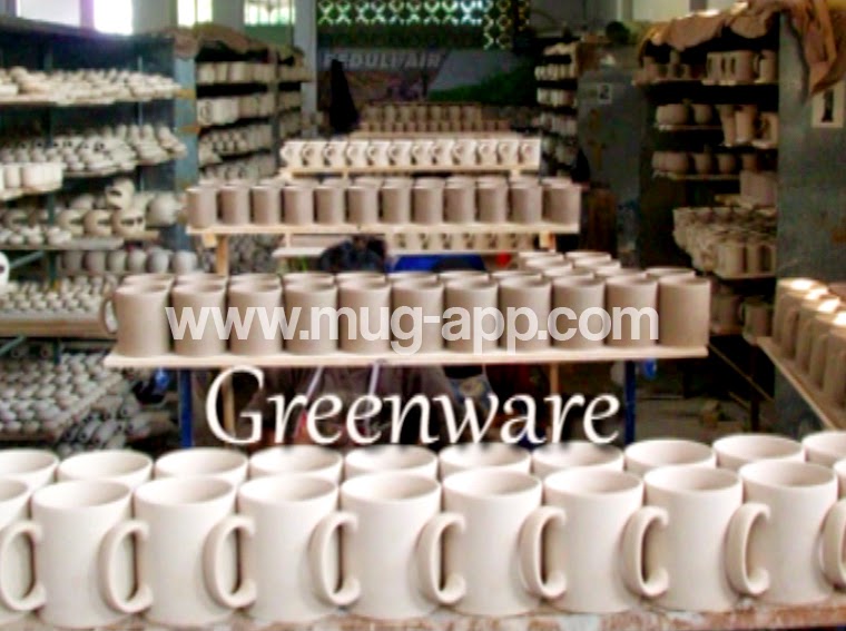 Proses Celup Warna di Pabrik  Keramik  Wedding Mug dan 