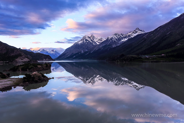 10Travel photograph landscape of magnificent mountains, tranquil water, clear sky, let you restore energy