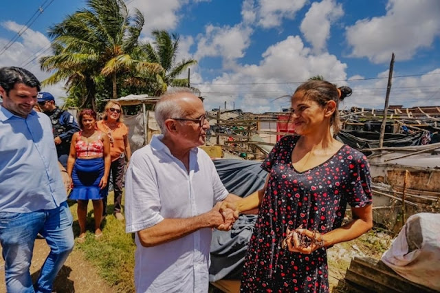 Cícero Lucena e Leo Bezerra acompanha mudança de moradores para novo condomínio e liberação de área invadida
