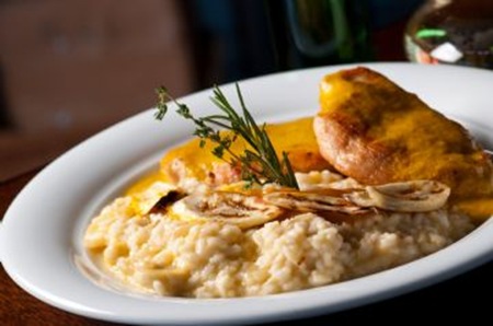 990-foto_la_pasta_gialla_-_frango_ao_curry__com_risoto_de_banana_da_terra_e_molho_chutney__2_-_polo