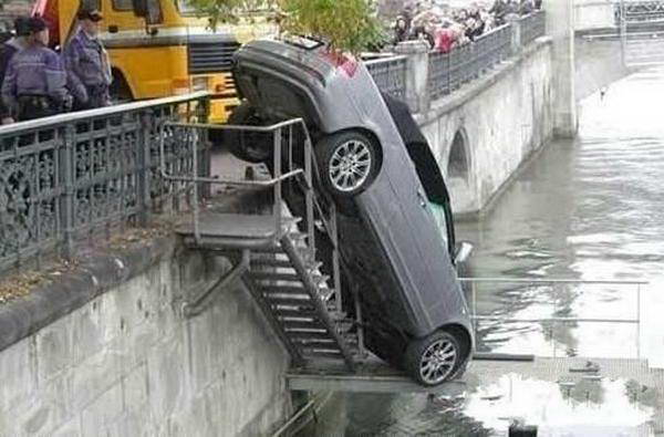 Foto Kecelakaan Mobil yang Unik dan Lucu