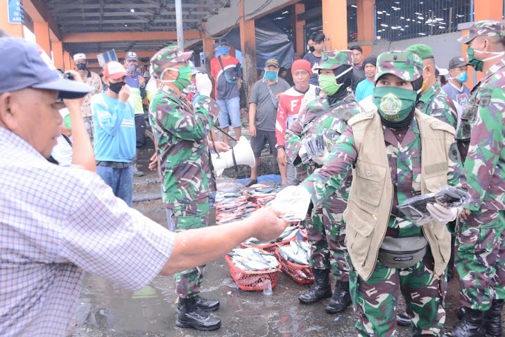 Kesdam XIV/Hasanuddin Gelar Sosialisasi dan Pembagian Masker Secara Cuma-cuma