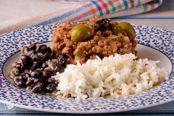 Picadillo habanero con arroz y fríjoles negros. Receta Cubana