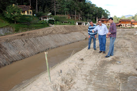 Secretários municipais Carlos Antonio Lopes (Fiscalização de Obras) e Denilson Moraes (Obras e Serviços Públicos) e João Grilo (Gerente de Obra do INEA) avaliam as obras já realizadas pelo Estado em Campo Grande