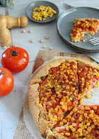Galette με ρεβιθένια ζύμη, χούμους, ντομάτα και καλαμπόκι