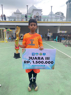 Muhammad Fajar Ali Fatih: Penjaga Gawang Tangguh Tim Futsal SDN 7 Salotungo Raih Juara 3 di UKhuwah Cup 2 Kabupaten Soppeng