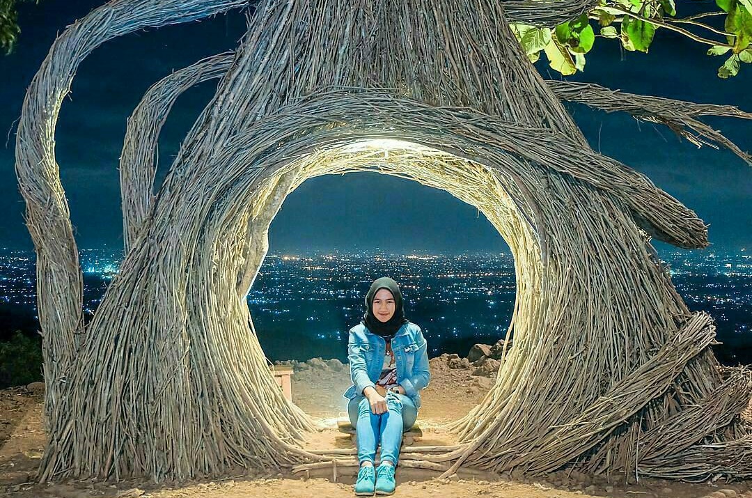 Review Hutan Pinus Mangunan : Spot Foto Kece, Wahana, Fasilitas, Harga Tiket Masuk, Dan Rute Jalan Ke Lokasi Hutan Pinus Mangunan Dlingo Bantul Jogja - Aneka Wisata