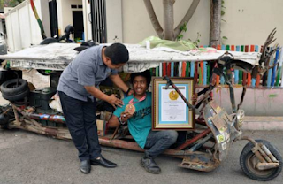 Penghargaan Atas Rekor Mengelilingi Indonesia Menggunakan Vespa Modifikasi