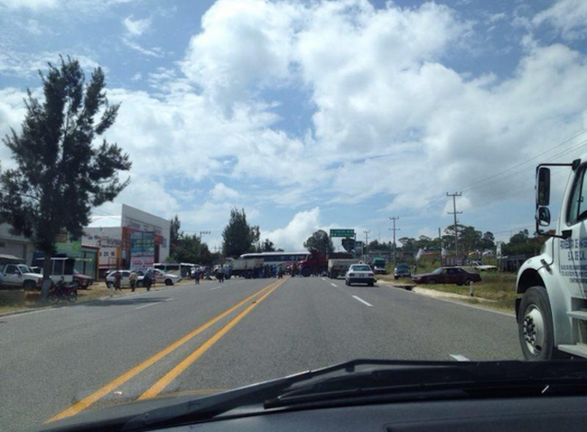 Estados/Transportistas de Chiapas en disputa queman vehículos y bloquean carretera