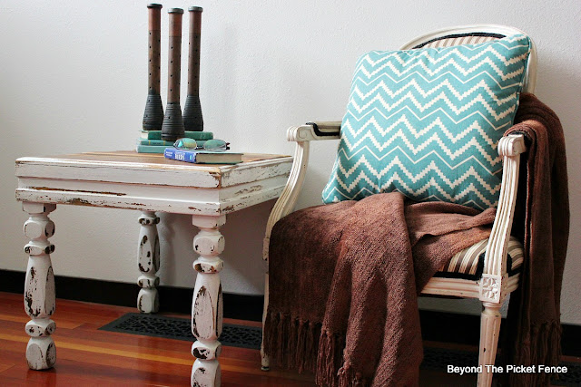 rustic table, shabby, barnwood, upcyled, chippy paint, http://bec4-beyondthepicketfence.blogspot.com/2016/03/shabby-rustic-table.html